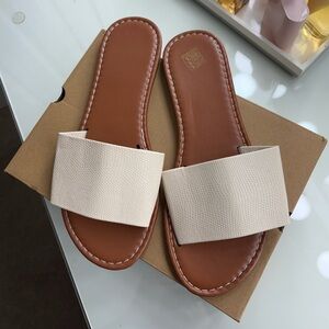 Cute beige sandals!